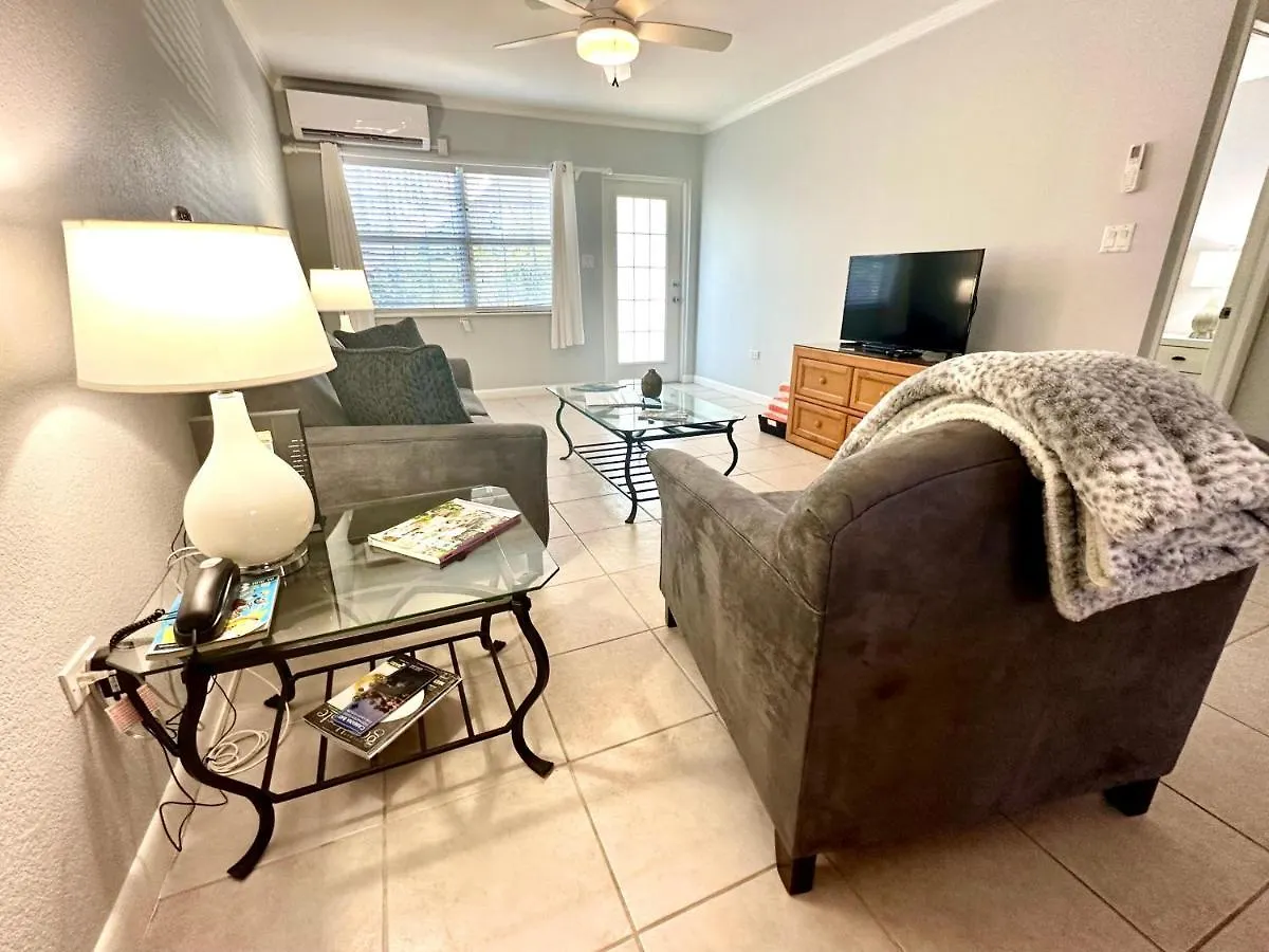 Snug Harbour View Condo #4 ジョージ・タウン